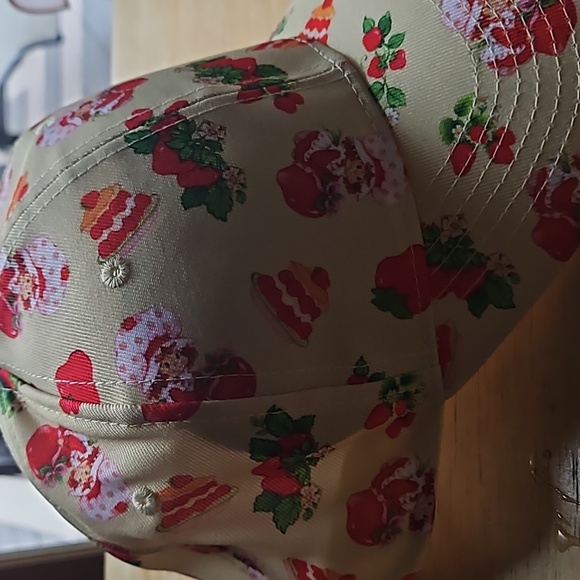 STRAWBERRY SHORTCAKE BASEBALL CAP - Picture 6 of 11